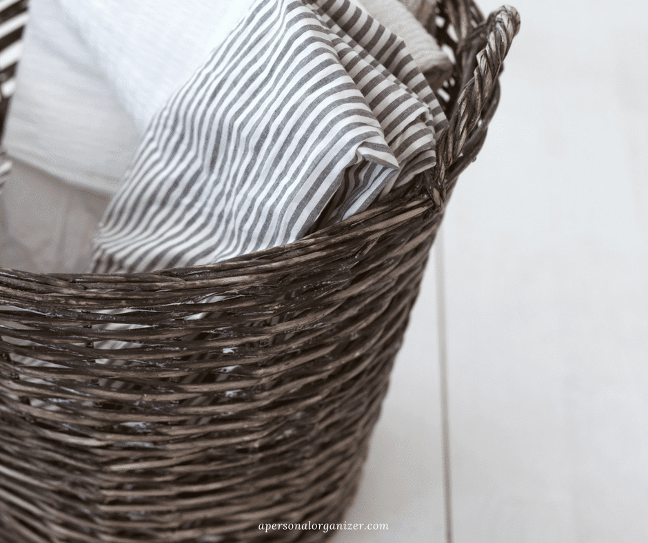 Rouparia: como ganhar espaço para toalhas e roupas de cama