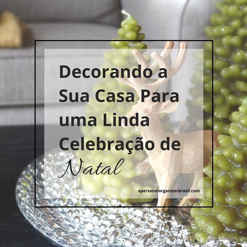 A festive Christmas-themed arrangement featuring a green ornamental tree and a small decorative reindeer on a reflective dish. Text on the image reads "Decorando a Sua Casa Para uma Linda Celebração de Natal," promoting decoração de natal tips for your holiday home.